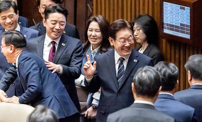 이재명 대통령이 2026년 4월 2일 서울 여의도 국회에서 열린 제433회국회(임시회) 제4차 본회의에서 중동 사태 대응을 위한 추가경정예산안에 대한 시정연설을 마치고 퇴장하며 더불어민주당 의원들과 인사를 하고 있다. 임현동 기자