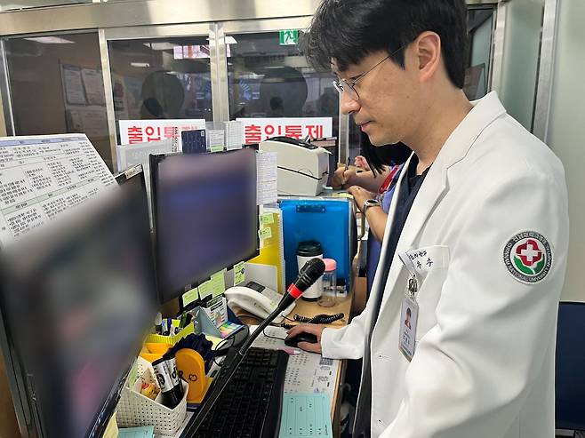 광주광역시의 응급환자 이송지침 설계를 맡은 조용수 전남대병원 응급의학과 교수가 원스톱 응급의료 플랫폼을 통해 지역내 응급 환자 현황을 확인하고 있다. 이에스더 기자