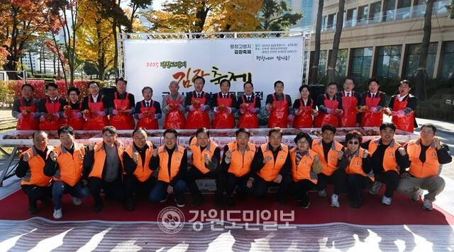 ▲ 지난해 11월 3일 국회에서 열린 ‘펑창고랭지 김장축제 국회시식회 및 농산물특판전’에서 국민의힘 유상범국회의원, 심재국 평창군수, 여중협 도행정부지사, 장문혁 평창고랭지김장축제위원장, 경민현 강원도민일보사장, 조재철 평창군민회장 등이 기념 촬영을 하고 있다.