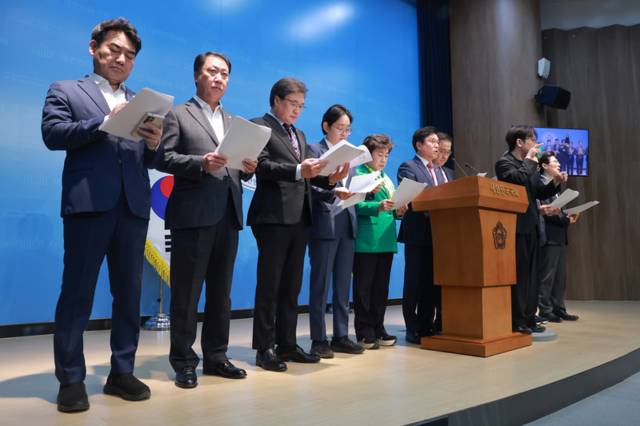 ▲ 국회 예산결산특별위원회 야당 간사인 국민의힘 박형수 의원 등 국민의힘 예결위원들이 2일 국회 소통관에서 2026년도 제1회 추가경정예산안과 관련해 입장을 밝히고 있다. 연합뉴스