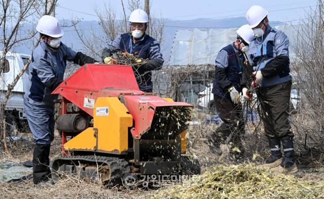 ▲ 16일 춘천 사농동에서 춘천시 관계자들이 수거한 영농부산물을 파쇄하고 있다. 봄철 산불 예방을 위해 지방자치단체들이 ‘영농부산물 안전 처리 지원사업’을 추진하고 있다. 김정호 기자