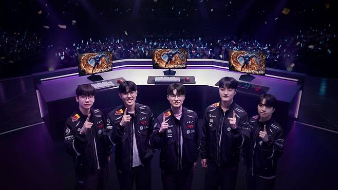 T1 선수단 소속 도란(왼쪽부터), 오너, 페이커, 페이즈, 케리아가 삼성전자 게이밍 모니터를 소개하고 있다. 사진=삼성전자 제공