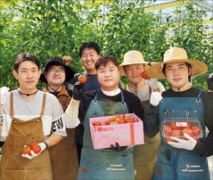 경상남도가 청년 농업인을 육성하기 위해 밀양에 조성한 스마트팜혁신밸리에서 청년농부들이 기념촬영하고 있다. /경상남도 제공