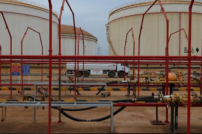 1일(현지시간) 가나 테마의 테마연료회사에서 유조선 트럭이 연료 저장 탱크를 지나가고 있다. 로이터연합뉴스