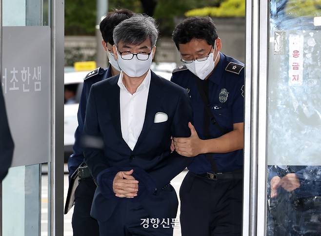 이종호 전 블랙펄인베스트 대표가 지난해 10월 참고인 신분으로 조사받기 위해 서울 서초구 이명현 특별검사팀 사무실에 출석하고 있다. 권도현 기자