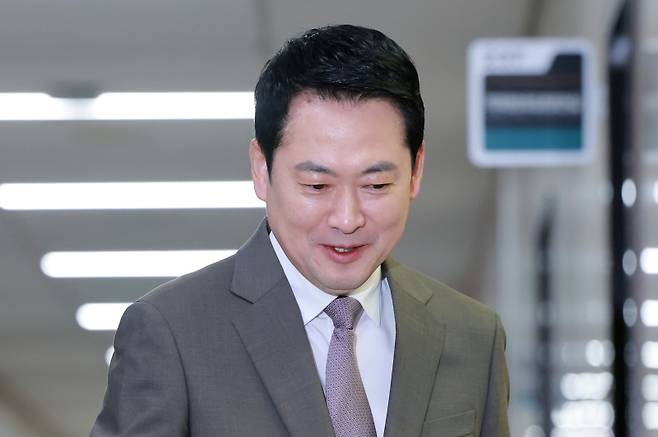 장동혁 국민의힘 대표가 2일 국회에서 열린 최고위원회의에 참석하기 위해 회의실로 향하고 있다. 연합뉴스