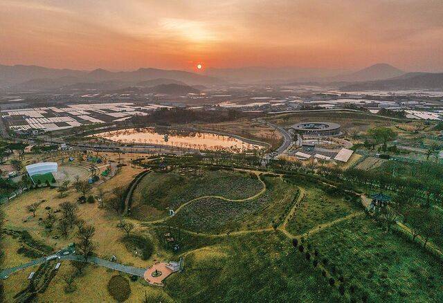 분수공원을 갖춘 삼성현역사문화공원 해돋이