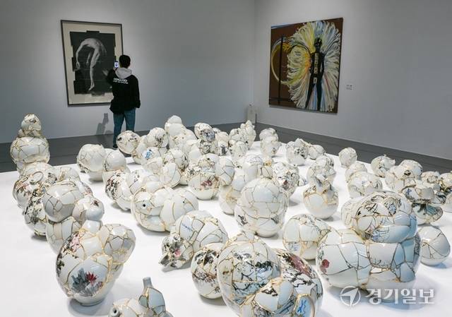 1 섹션 "예술은 ( ) 시작하는가?"에서 볼 수 있는 이수경 작가의 '번역된 도자기'. 윤원규기자