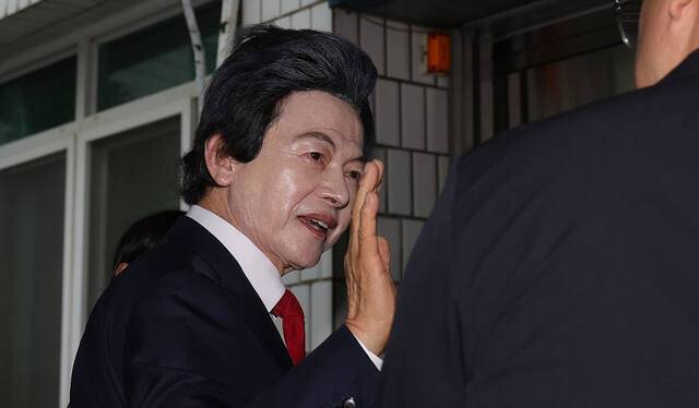허경영 국가혁명당 명예대표가 자신을 수사한 경찰과 검찰을 법왜곡죄로 고소하겠다고 밝혔다. 연합뉴스
