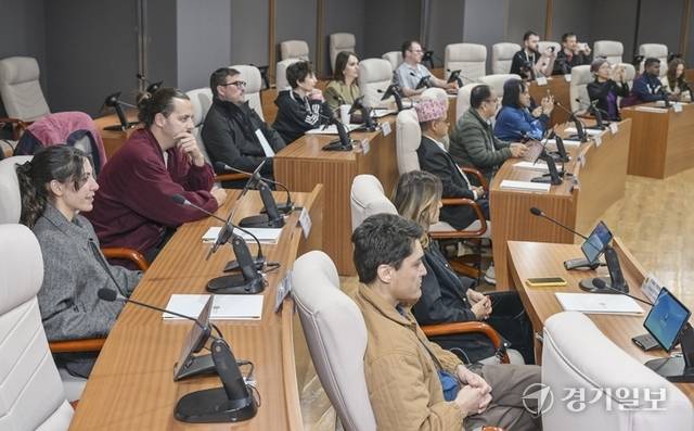 2일 오전 경기도의회 경기마루를 찾은 '2026 세계기자대회' 외신기자단이 경기마루를 둘러보며 경기도의회의 시스템과 역사를 알아보고 있다. 지난달 29일 시작된 ‘2026 세계기자대회’는 30개국에서 참가한 50여 명의 기자들이 4월3일까지 ‘민주주의와 저널리즘: 위기의 시대, 언론의 역할’을 주제로 DMZ, 수원, 용인, 인천,시흥 등을 방문해 한국의 미래 산업과 전통문화를 취재하고 있다. 윤원규기자