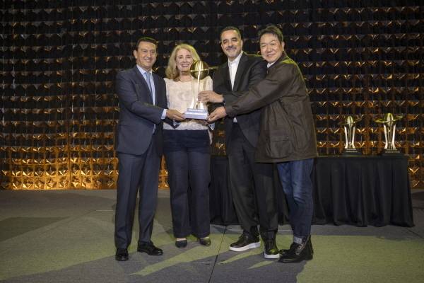 (왼쪽부터) 현대차 대표이사 호세 무뇨스 사장, 월드카 어워즈 심사위원 제니퍼 뉴먼 카즈닷컴 편집장, 현대차 랜디 파커 북미법인 최고경영자(CEO), 현대제네시스글로벌디자인담당 이상엽 부사장이 수상 기념사진을 촬영하는 모습 [사진 제공=현대차]