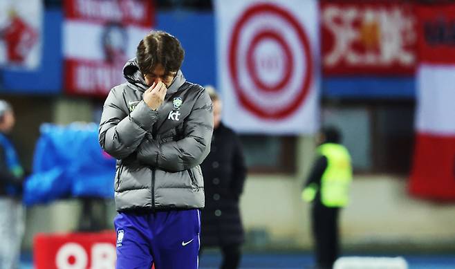 31일(현지시간) 오스트리아 빈 에른스트 하펠 스타디움에서 열린 한국 축구 국가대표팀과 오스트리아의 평가전에서 홍명보 감독이 계속되는 득점 실패에 아쉬워하고 있다. 연합뉴스