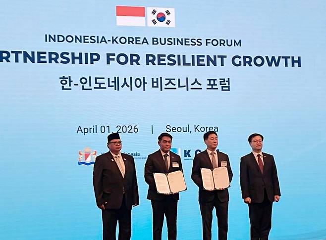두나무 대표와 ICEx 대표가 1일 서울 신라호텔에서 열린 ‘한-인도네시아 비즈니스 포럼’에서 MOU를 체결하고 기념촬영을 하고 있다. 사진 왼쪽부터 아이르랑가 하르타르토 인도네시아 경제조정부 장관, 팡 쉐 카이 ICEx 그룹 대표, 오경석 두나무 대표, 여한구 산업통상부 통상교섭본부장. [사진제공 = 두나무]