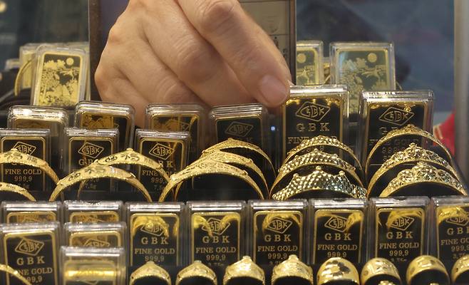 서울 시내 한 금은방에 골드바가 진열되어 있다. [이승환기자]