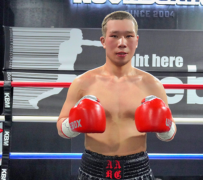 임수현이 2026년 3월 노바복싱이 주최하고 KBM이 주관 및 인정하는 2026 WE BOX 신인왕전 슈퍼라이트급 우승 기념 촬영을 하고 있다. 사진=한국복싱커미션