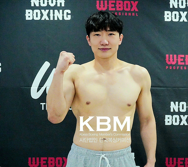 김재우가 2026년 3월 노바복싱이 주최하고 KBM이 주관 및 인정하는 2026 WE BOX 신인왕전 슈퍼웰터급 계체 통과 후 기념 촬영을 하고 있다. 결승 상대 부상으로 시합 없이 우승했다. 사진=한국복싱커미션