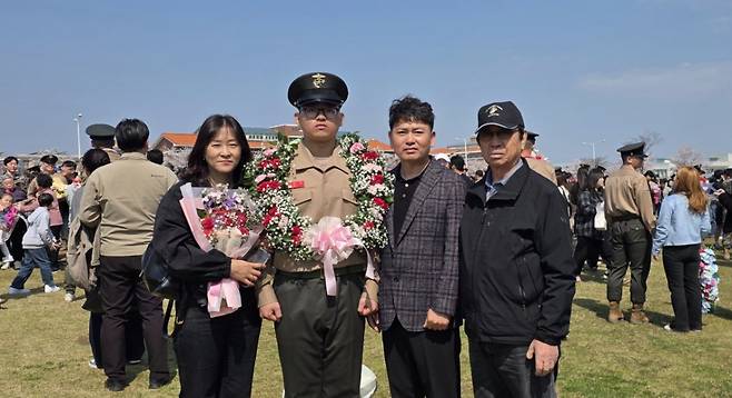 해병대 최초 4대 해병 가족이 된 김준영 이병의 가족들이 기념사진을 촬영하고 있다.(왼쪽 두번째부터 4대 김준영 이병, 3대 김철민씨, 2대 김은일옹) /사진제공=해병대.