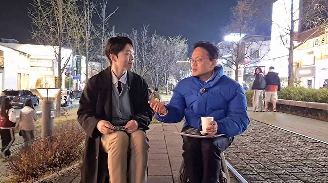 지난 1일 서울 마포구 홍대입구역 인근 경의선숲길에서 이야기를 나누고 있는 김형남 전 더불어민주당 서울시장 경선후보(왼쪽), 박주민 더불어민주당 서울시장 경선후보(오른쪽). /사진=박주민 캠프 제공