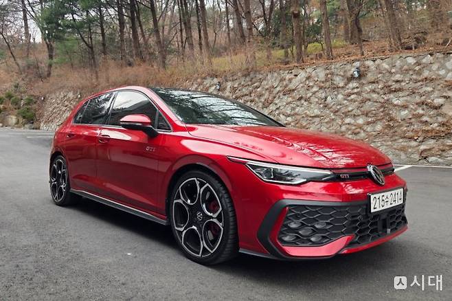 8세대 부분변경을 거치며 한층 날렵해진 폭스바겐 골프 GTI 전면부. IQ.라이트 LED 매트릭스 헤드램프와 허니컴 그릴 에어 인테이크가 조화를 이뤄 강렬한 인상을 완성했다./사진=최유빈 기자
