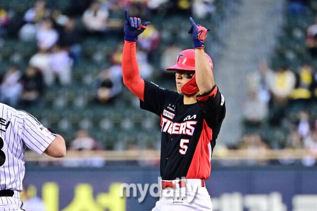31일 서울 잠실야구장에서 열린 '2026 신한 SOL BANK KBO리그' LG 트윈스와 KIA 타이거즈 경기. KIA 김도영이 1회초 1사 2루에 1타점 선제 적시타를 친 후 기뻐하고 있다./마이데일리