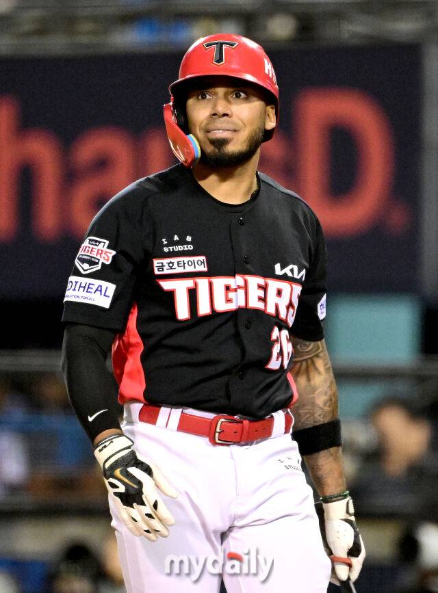 2026년 4월 1일 오후 서울 잠실구장에서 '2026 신한 SOL KBO리그' KIA 타이거즈와 LG 트윈스의 경기. KIA 카스트로가 3회초 2사 1루서 삼진을 당한 뒤 아쉬워하고 있다./잠실=유진형 기자 zolong@mydaily.co.kr