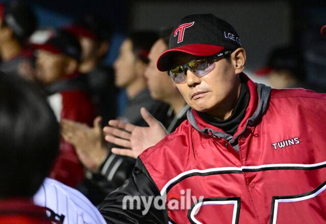 2026년 4월 1일 오후 서울 잠실구장에서 '2026 신한 SOL KBO리그' KIA 타이거즈와 LG 트윈스의 경기.LG 염경엽 감독이 8회말 대주자로 추가점을 낸 뒤 기뻐하고 있다./잠실=유진형 기자