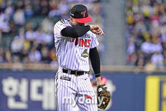 31일 서울 잠실야구장에서 열린 '2026 신한 SOL BANK KBO리그' LG 트윈스와 KIA 타이거즈 경기.LG 선발 톨허스트가 1회 수비를 마치고 더그아웃으로 들어서고 있다./마이데일리