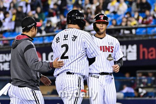 31일 서울 잠실야구장에서 열린 '2026 신한 SOL BANK KBO리그' LG 트윈스와 KIA 타이거즈 경기. LG 문보경이 7회말 1사 1-3루에서 부상으로 이영빈과 주자 교체되고 있다./잠실=한혁승 기자 hanfoto@mydaily.co.kr