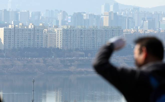 지난달 서울 한강변 아파트 모습. [연합]