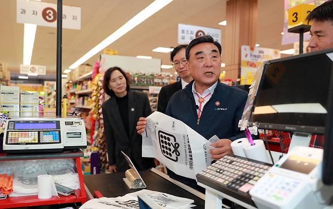 김두겸 울산시장이 민생경제 점검을 위해 지난달 31일 북구의 한 마트를 방문해 종량제 봉투 수급 상황을 파악하고 있다. [울산시 제공]