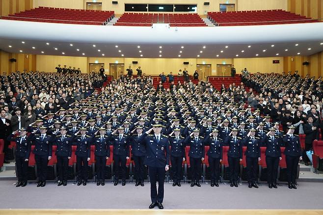 경찰대 졸업 이후 의무복무 기간을 채우지 않고 조기퇴직하는 졸업생이 10년 간 233명에 달하는 것으로 확인됐다. 사진은 올해 경찰대 입학식 모습.  [경찰대 제공]