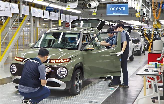 광주글로벌모터스(GGM) 공장에서 직원들이 캐스퍼 일렉트릭 생산 작업을 하고 있다. [GGM 제공]