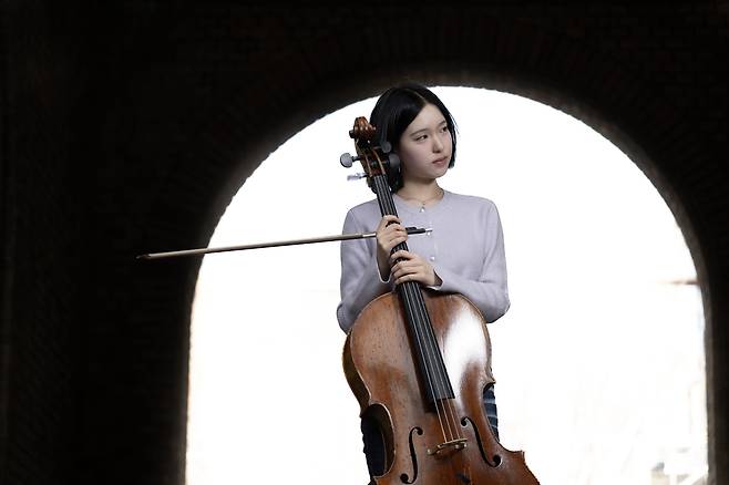 열일곱 살 첼리스트 이재리는 올해 26학번으로 한국예술종합학교에 입학했다. 그는  “대학생이 되니 제 연주에 더 책임감이 생겨나는 느낌”이라고 했다. 이상섭 기자