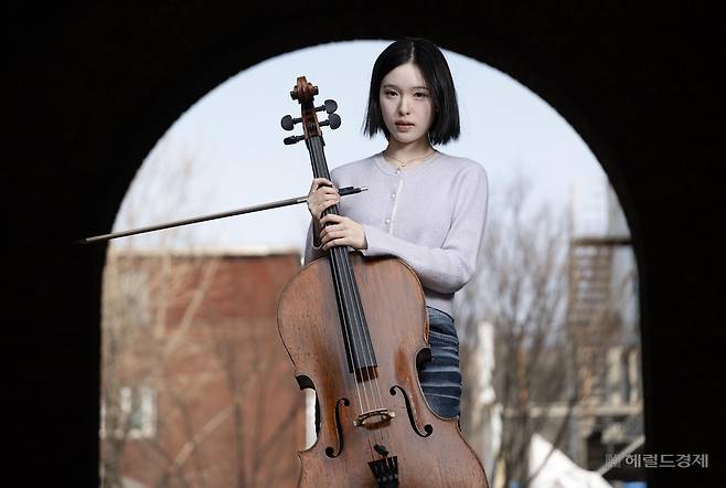 첼리스트 이재리가 23일 오후 서울 종로구 대학로 예술가의 집에서 헤럴드경제와의 인터뷰에 앞서 포즈를 취하고 있다. 이상섭 기자
