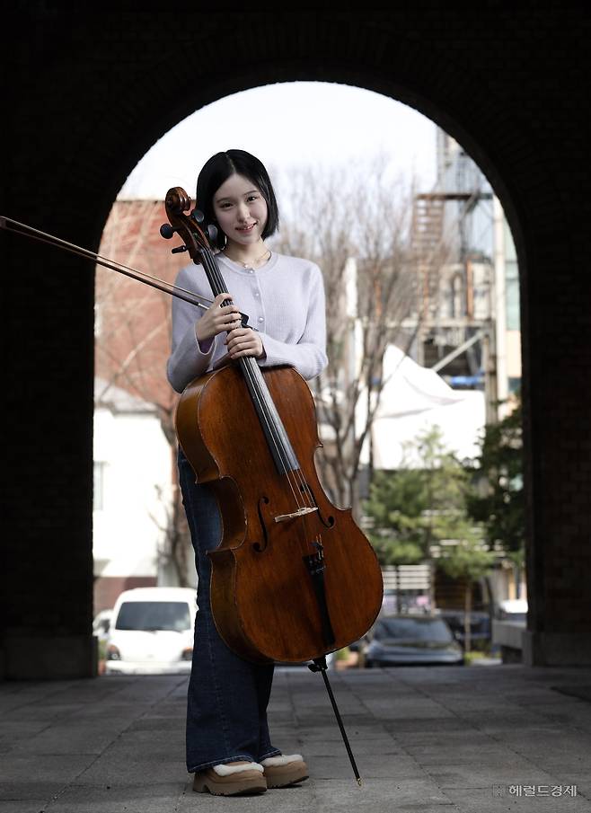 첼리스트 이재리가 23일 오후 서울 종로구 대학로 예술가의 집에서 헤럴드경제와의 인터뷰에 앞서 포즈를 취하고 있다. 이상섭 기자