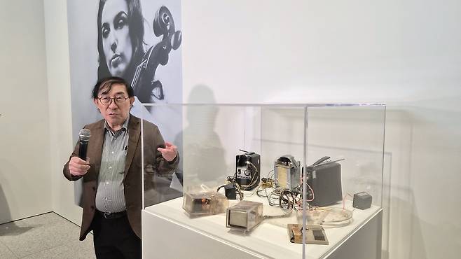 켄 하쿠다 백남준 에스테이트 대표가 1일 서울 용산구 아모레퍼시픽 본사 APMA 캐비닛에서 열린 기자간담회에서 ‘살아있는 조각을 위한 TV 브라(TV Bra for Living Sculpture)’를 소개하고 있다. [김현경 기자]