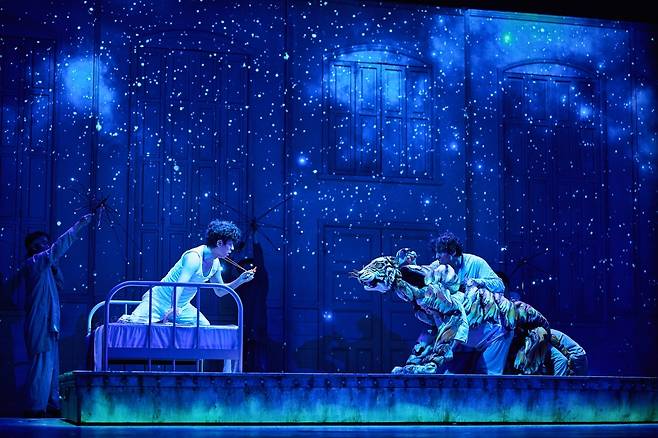 ‘라이프 오브 파이’의 벵골 호랑이 퍼펫과 배우 박정민.   [에스앤코 제공]