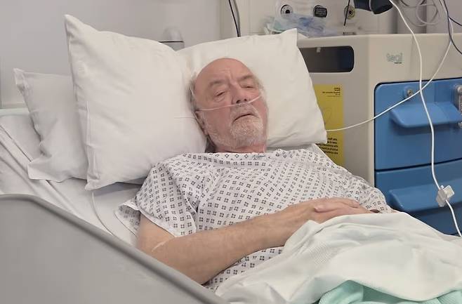 영국에서 5억원이 넘는 ‘잭팟’에 당첨됐던 70대 남성이 ‘시스템 오류’라는 소식을 접한 뒤 심장마비로 쓰러졌다.  [미러]