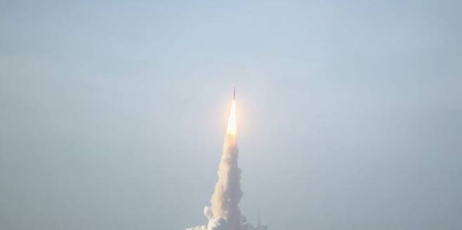 NASA는 한국기준 2일 오전 7시36분(현지시각 1일 오후 6시36분) 미국 플로리다주 케네디 우주센터 39B 발사대에서 우주발사시스템(SLS) 로켓과 오리온 우주선을 성공적으로 발사했다. (사진=NASA 유튜브 캡처) *재판매 및 DB 금지