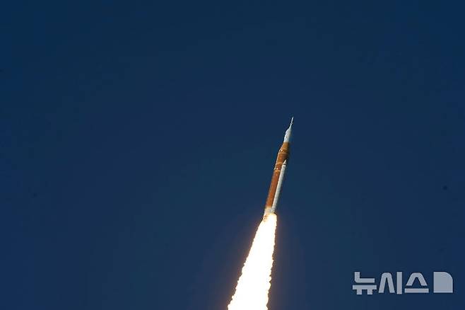 [플로리다=AP/뉴시스] 미 항공우주국(NASA)의 유인 달 궤도 탐사 임무인 아르테미스 2호가 1일(현지 시간) 미국 플로리다주 케네디 우주센터 39B 발사대에서 발사되고 있다. 2026.04.02.
