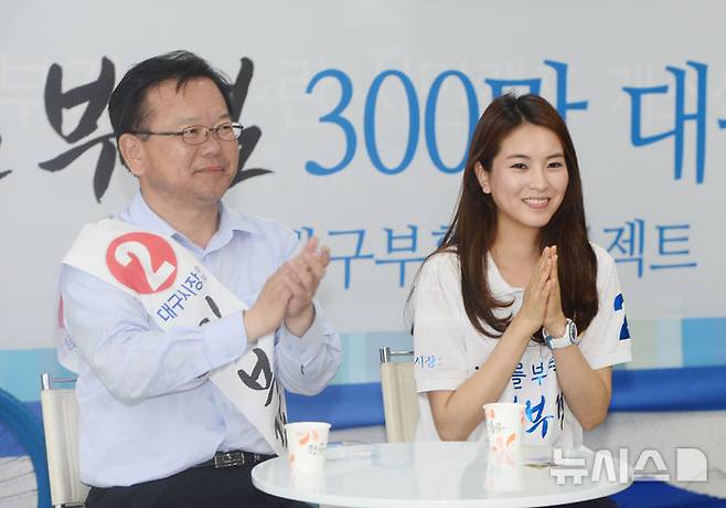 [대구=뉴시스] 주기철 기자 = 김부겸 새정치민주연합 대구시장 후보와 딸 윤세인(본명 김지수)씨가 28일 오후 대구 서구 선거사무실에서 '보고싶다 김부겸' 부녀 토크 콘서트를 하고 있다. 2014.05.28. joo4620@newsis.com