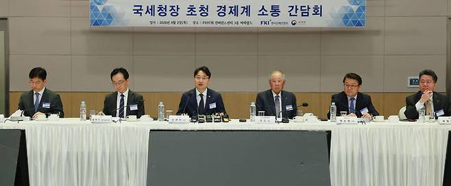 [서울=뉴시스](사진 왼쪽부터)안덕수 국세청 조사국장, 심욱기 법인납세국장, 임광현 국세청장, 류진 한국경제인협회 회장, 박승희 삼성전자 사장, 하범종 LG 사장. (사진=한경협 제공) 2026.04.02. photo@newsis.com *재판매 및 DB 금지