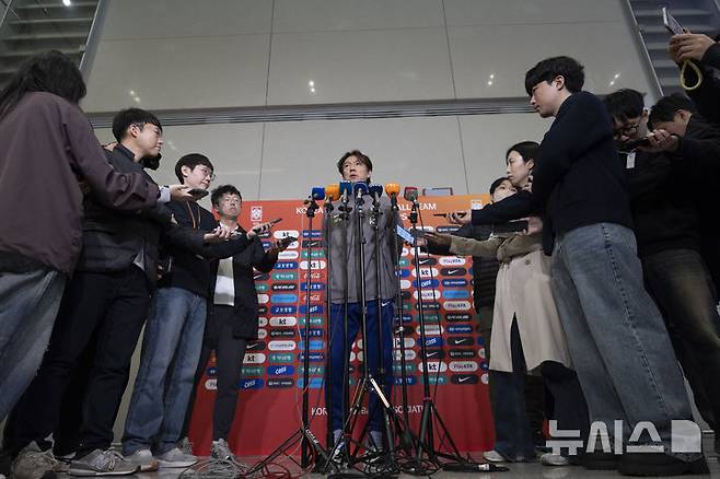 [인천공항=뉴시스] 김근수 기자 = 홍명보 대한민국 축구 국가대표팀 감독이 2일 인천국제공항 제2여객터미널에서 3월 유럽원정 평가전을 마치고 귀국 인터뷰를 하고 있다. 2026.04.02. ks@newsis.com