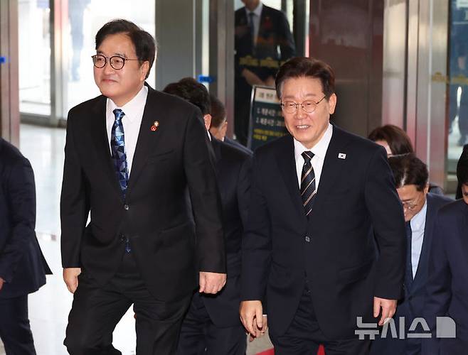 [서울=뉴시스] 김금보 기자 = 이재명 대통령이 추가경정예산안 시정연설을 위해 2일 서울 여의도 국회에 도착해 우원식 국회의장과 환담장으로 이동하고 있다. 2026.04.02. kgb@newsis.com