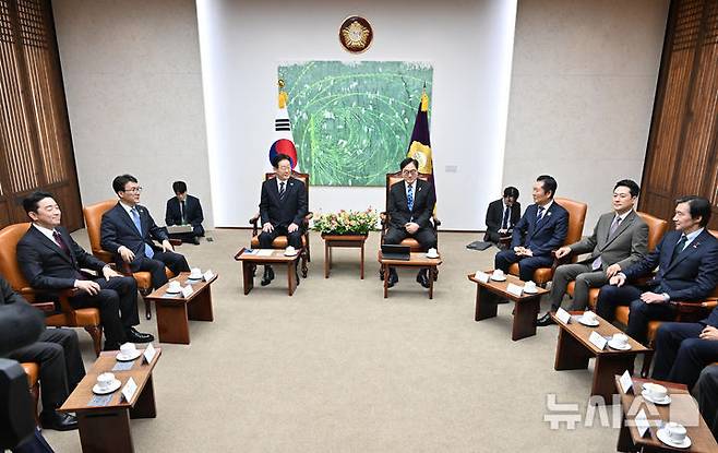 [서울=뉴시스] 고범준 기자 = 이재명 대통령이 2일 서울 여의도 국회에서 추가경정예산안 시정연설에 앞서 우원식 국회의장, 정청래 더불어민주당 대표, 장동혁 국민의힘 대표, 조국 조국혁신당 대표 등 참석자들과 환담을 하고 있다. 2026.04.02. bjko@newsis.com