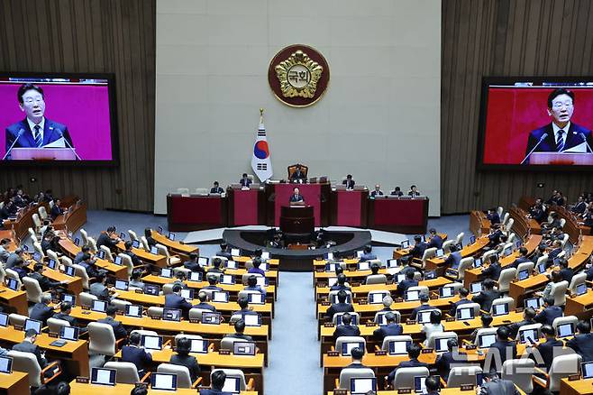 [서울=뉴시스] 고범준 기자 = 이재명 대통령이 2일 서울 여의도 국회에서 추가경정예산안 시정연설을 하고 있다. 2026.04.02. bjko@newsis.com