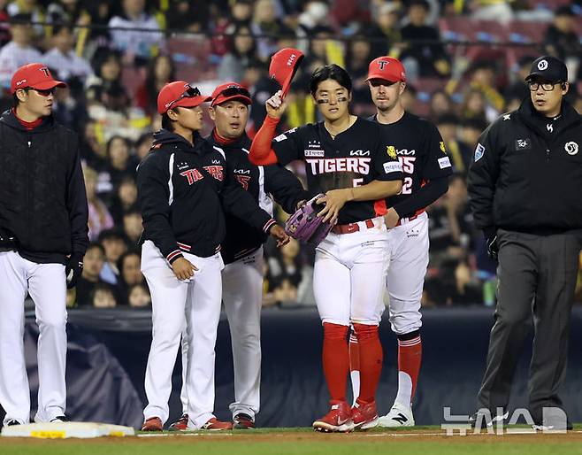 [서울=뉴시스] 조성우 기자 = 1일 오후 서울 송파구 잠실야구장에서 열린 2026 KBO리그 KIA 타이거즈와 LG 트윈스의 경기, LG 8회말 공격 2사 주자 2, 3루서 박동원 타격 때 3루 김도영이 수비 도중 넘어지자 코칭스태프가 올라와 상태를 확인하고 있다.  2026.04.01. xconfind@newsis.com