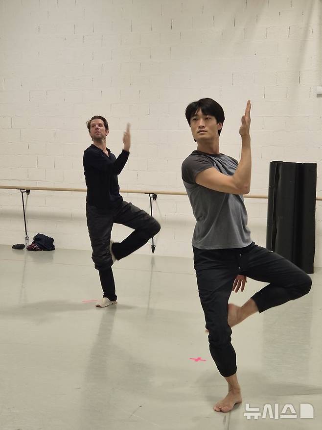 [서울=뉴시스]스위스에서 '볼레로' 리허설을 하는 김기민. (사진=인아츠프로덕션 제공)