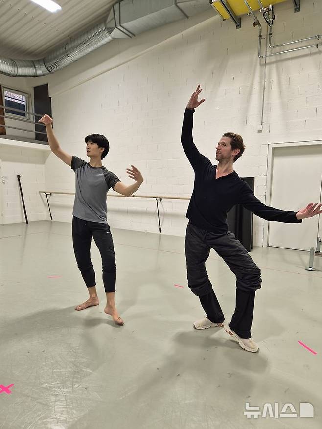 [서울=뉴시스]스위스에서 '볼레로' 리허설을 하는 김기민. (사진=인아츠프로덕션 제공)