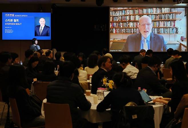 세종국가전략포럼 기조연설하는 스티븐 월트 교수 세종국가전략포럼 기조연설하는 스티븐 월트 교수     (서울=연합뉴스) 이재희 기자 = 2일 서울 종로구 연합뉴스빌딩 연우홀에서 열린 제41차 세종국가전략포럼 개회식에서 스티븐 월트 미국 하버드대 교수가 영상으로 기조연설을 하고 있다. 2026.4.2     scape@yna.co.kr (끝)   <저작권자(c) 연합뉴스, 무단 전재-재배포, AI 학습 및 활용 금지>